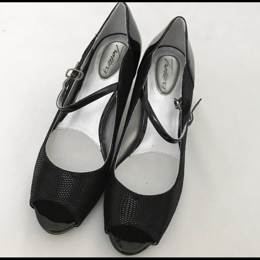 Trotters Black Open Toed Heels NWT Size 8N